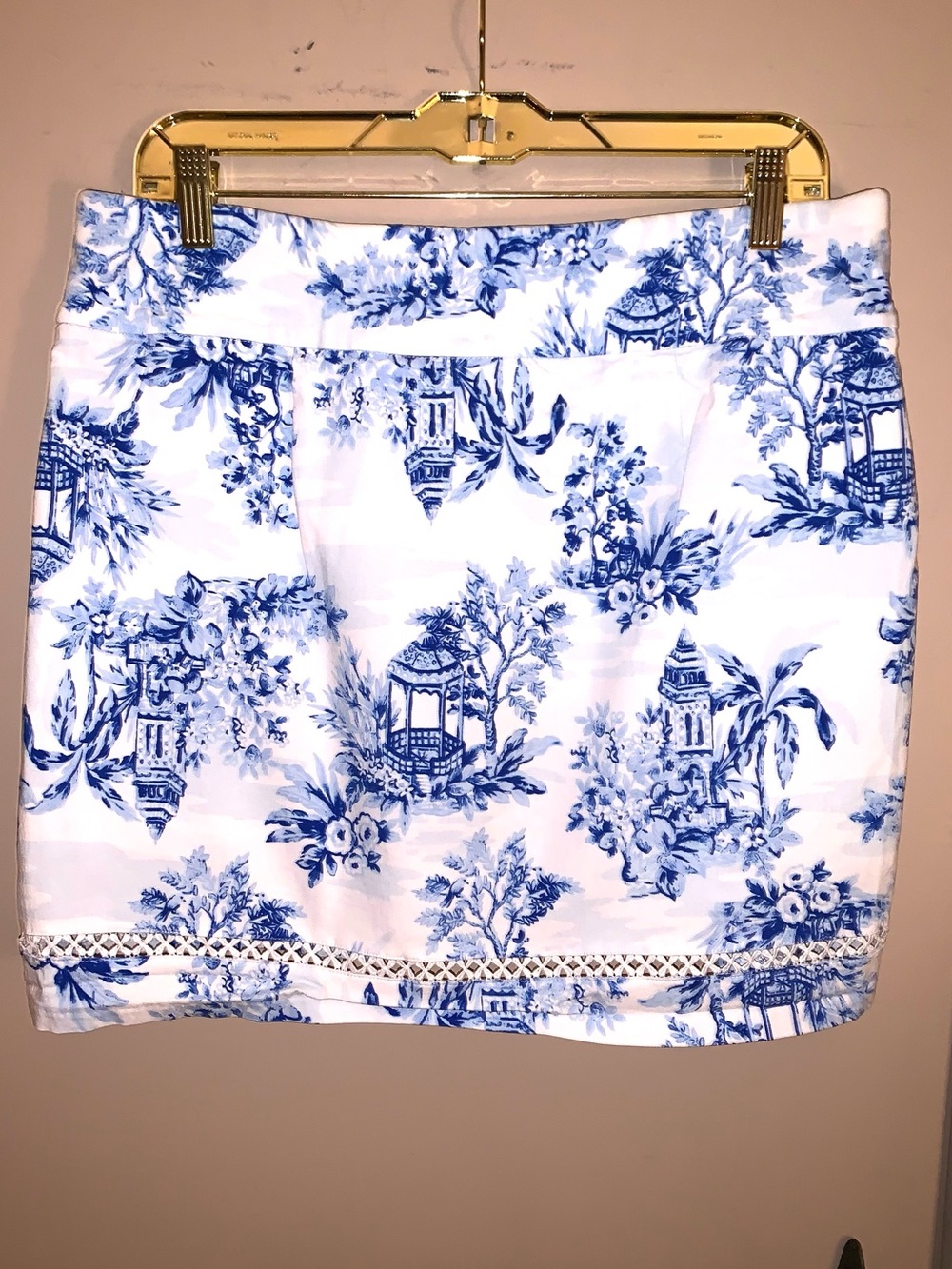 crown & ivy White and Blue Toile Print Mini Skirt